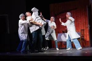 23707425-3 Das Theater Einhorn probt sein neues Stück Die Schweizermacher im Speicher der Oberen Mühle Dübendorf.