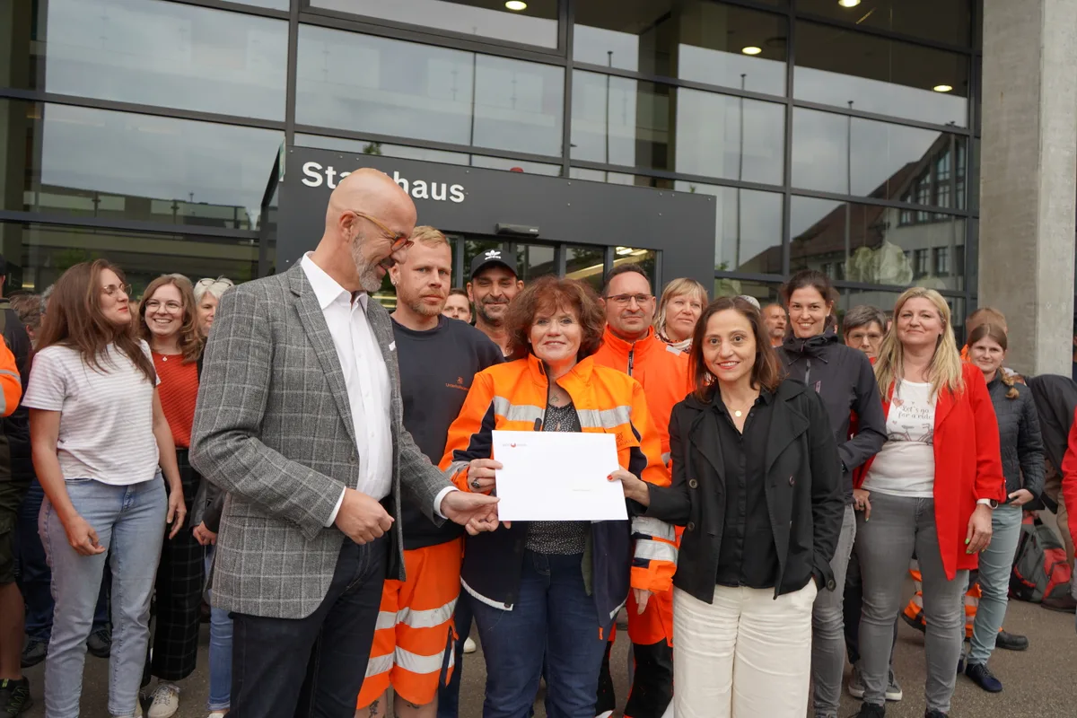 Übergabe Petition für einen vollen Teuerungsausgleich vor dem Stadthaus Dübendorf
von links: Stapi André Ingold, Yvonne Mausser vom Tiefbau, Gina Sessa von der Abt Gesellschaft