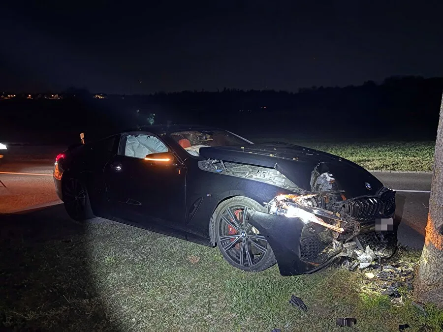 29328896-1 Ein junger Mann fuhr seinen BMW gegen einen Baum.