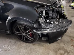 Ein sehr stark beschädigter Renault lässt auf einen Unfall vermuten. Ein sehr stark beschädigter Renault lässt auf einen Unfall vermuten.