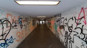 30934420-3 Tags- und Graffiti in der Memphis-Unterführung, bevor Kinder und Jugendliche die Verschönerung vornahmen.