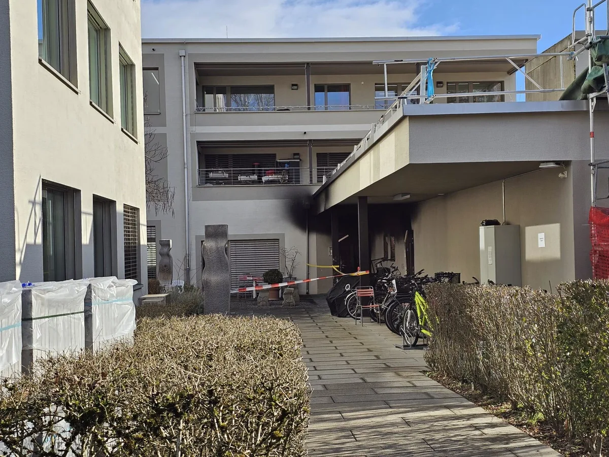 22833183-4 Die betroffene Wohneinheit ist abgesperrt und weist sichtbare Brandspuren auf.