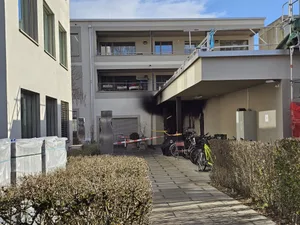 22833183-4 Die betroffene Wohneinheit ist abgesperrt und weist sichtbare Brandspuren auf.