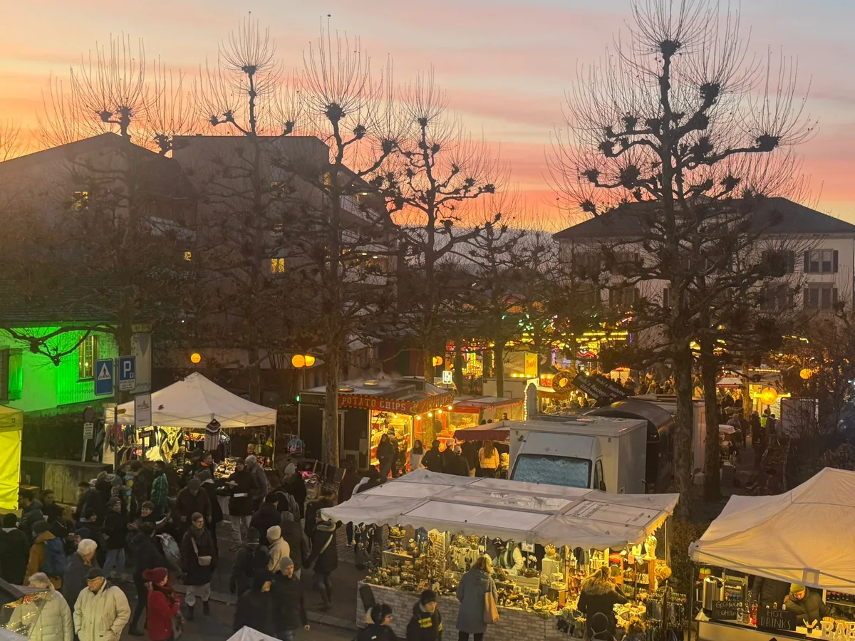 28067884-1 Es dämmert: Die Abendstimmung am Uster Märt 2025.