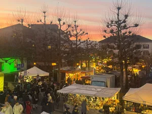 28067884-1 Es dämmert: Die Abendstimmung am Uster Märt 2025.