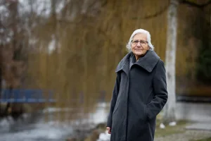 14648868-1 Alt-Nationalrätin Rosmarie Zapfl am Ufer der Glatt
