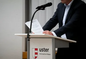 Ein Politiker spricht im Gemeinderat Uster 2019 Ein Politiker spricht im Gemeinderat Uster 2019