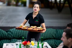 30049584-1 Testessen im 'House of Mezze' auf dem Zeughausareal