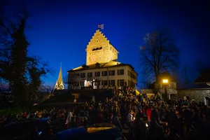11212459-1 Friedensdemo für Ukrainekonflikt, in Uster mit beleuchtetem Schloss