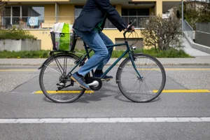 12079330-1 Pilotprojekt mit Veloweg in der Brandstrasse in Uster, vorgestellt durch Stadtrat Feldmann.