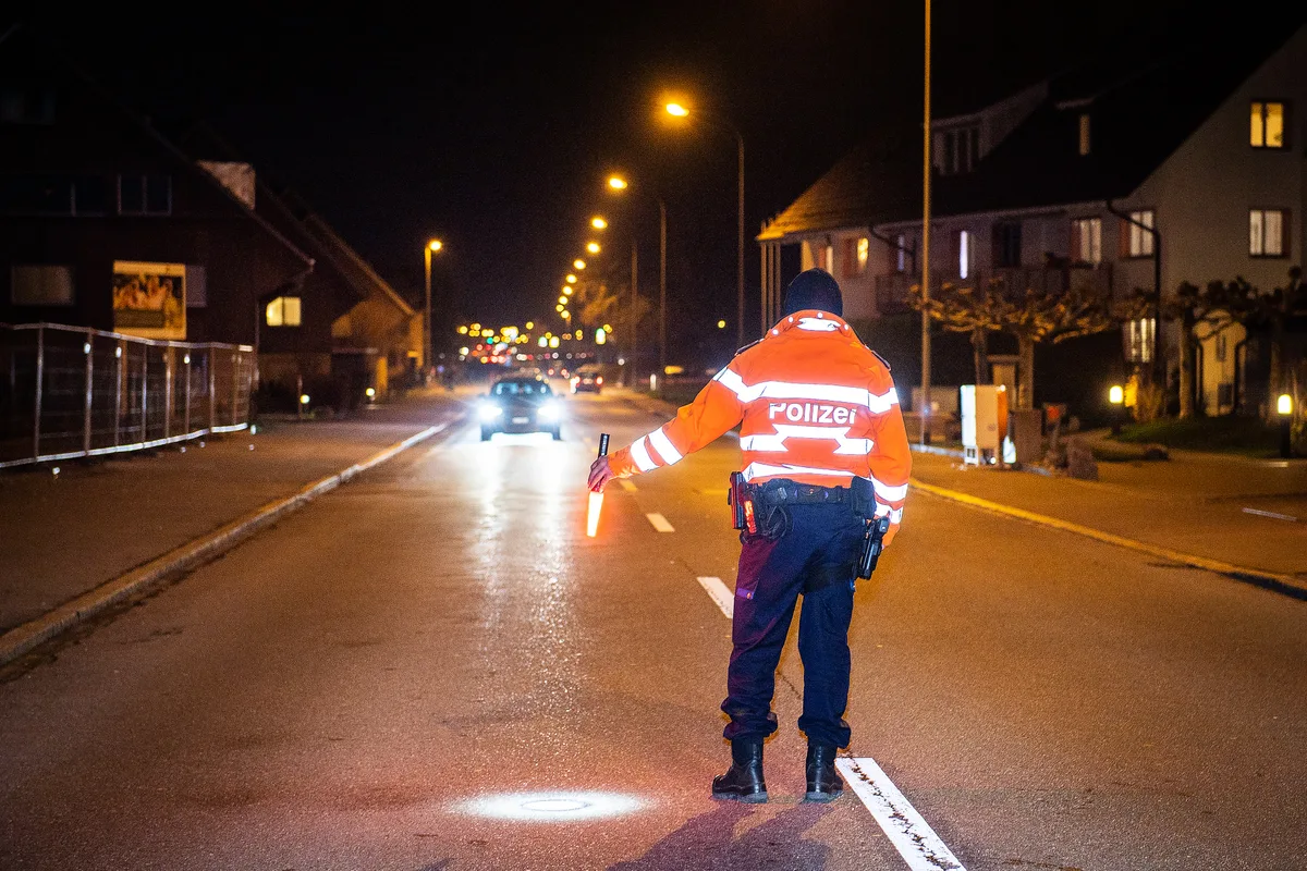 Die Polizei nahm drei von vier Schnellfahrern ihren Ausweis vor Ort noch ab. (Symbolfoto) Die Polizei nahm drei von vier Schnellfahrern ihren Ausweis vor Ort noch ab. (Symbolfoto)