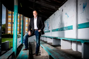 24954837-4 Markus Herzog auf der legendären alten Tribüne auf dem Sportplatz Zelgli. (Archiv)