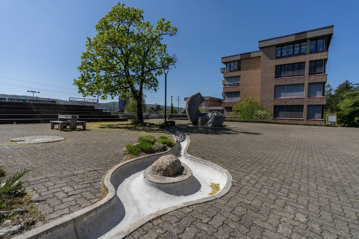 25134717-34 Auch der Brunnen mit seinem Bächlein beim Schulhaus Stägenbuck kann im Sommer Erfrischung bringen. Mit der Sanierung soll das Wasser hier wieder fliessen. (Archiv)