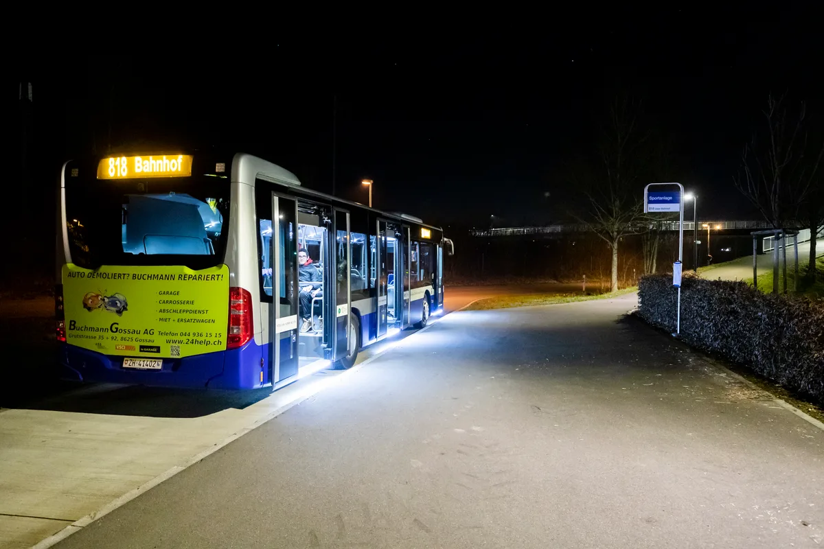 Der erste Bus der Linie 818 wartet auf die ersten Gäste.