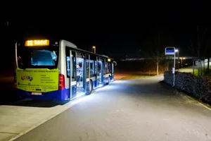 Der erste Bus der Linie 818 wartet auf die ersten Gäste. Der erste Bus der Linie 818 wartet auf die ersten Gäste.