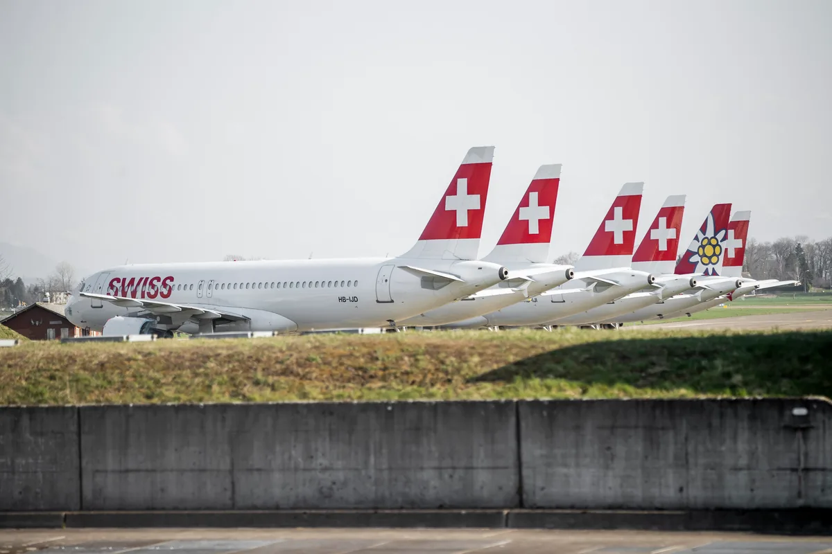 28800201-3 Gegroundete Flugzeuge von Swiss und Edelweiss auf dem Flugplatz Dübendorf.