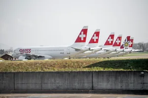 28800201-3 Gegroundete Flugzeuge von Swiss und Edelweiss auf dem Flugplatz Dübendorf.