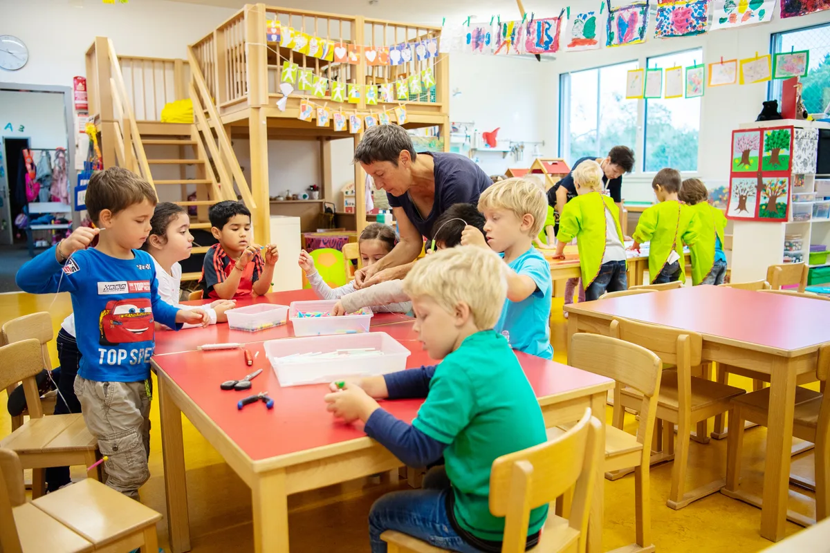 29527241-6 Kindergarten Gschwader: Pädagogische Mitarbeiterin Evelyne Burkhard und Kindergärtnerin Gabriela Mettler (Schürze)