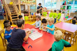 26466099-7 Kindergarten Gschwader: Paedagogische Mitarbeiterin Evelyne Burkhard und Kindergaertnerin Gabriela Mettler