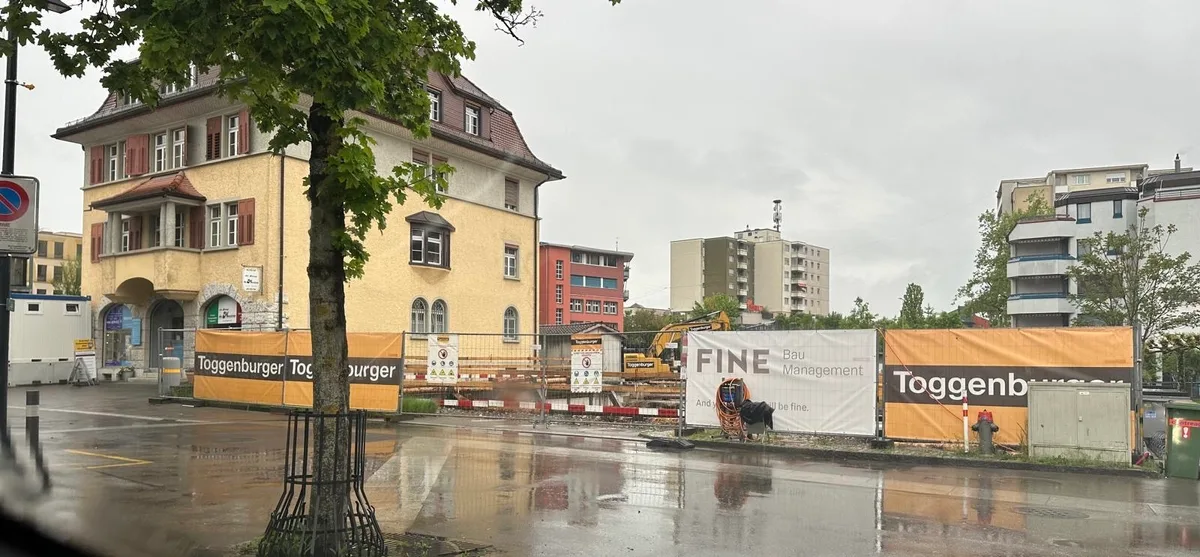 Haben Sie die Fahrverbotstafel entdeckt? So präsentierte sich die Situation am betroffenen Sonntag von der Webernstrasse aus gesehen. Wer ein Tipp braucht, soll sich den gelben Bagger genauer anschauen.