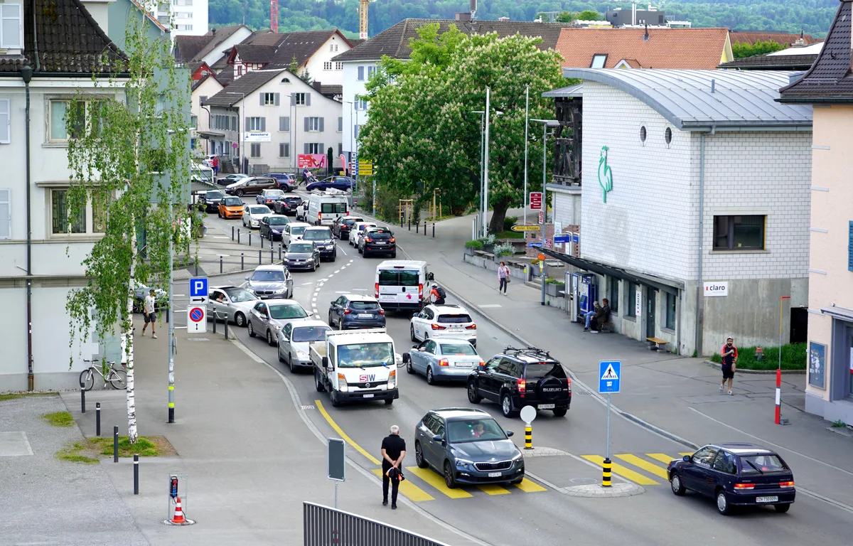 Wegen zwei Baustellen quälen sich die Autos im Stossverkehr durch das Zentrum Dübendorfs.