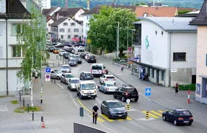 Wegen zwei Baustellen quälen sich die Autos im Stossverkehr durch das Zentrum Dübendorfs. Wegen zwei Baustellen quälen sich die Autos im Stossverkehr durch das Zentrum Dübendorfs.