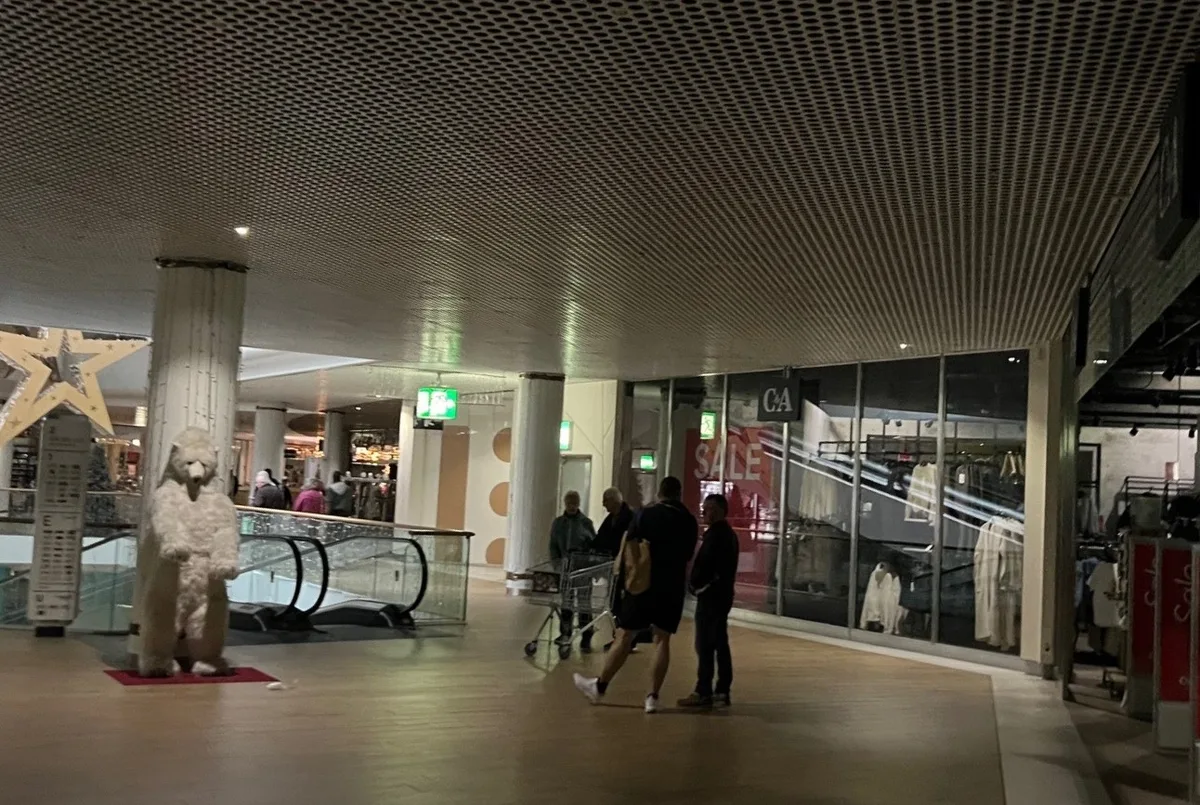 13464581-3 Stromausfall im Einkaufszentrum Volkiland in Volketswil. Das Notstromaggregat sorgt für spärliche Beleuchtung.