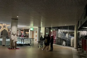 13464581-3 Stromausfall im Einkaufszentrum Volkiland in Volketswil. Das Notstromaggregat sorgt für spärliche Beleuchtung.