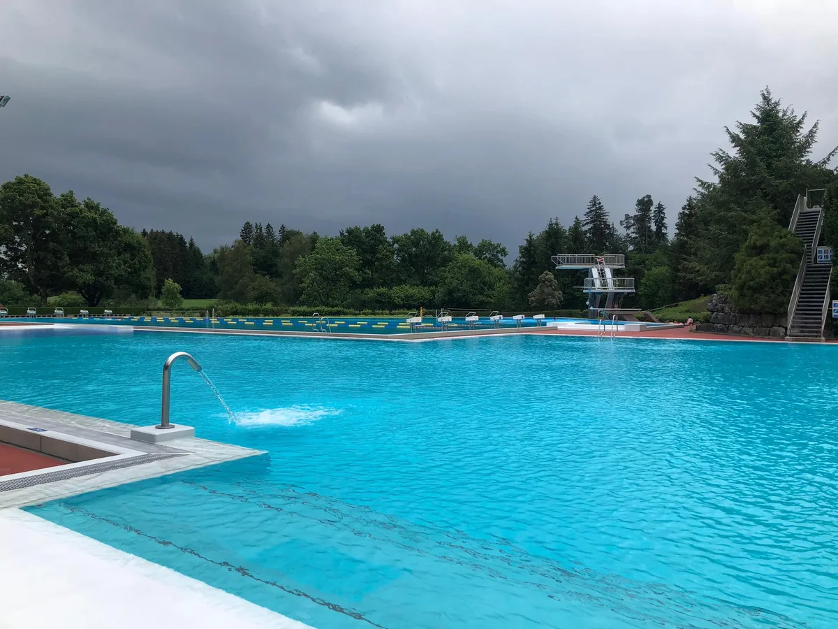 Auch das Schwimmbad Waldacher in Volketswil-Kindhausen hat am 6. Juni 2020 die Badisaison eröffnet - unter bestimmten Corona-Schutzmassnahmen.