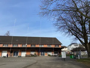 Bauvisiere lassen die Dimensionen der geplanten Neubauten auf dem Zeughausareal erahnen. Bauvisiere lassen die Dimensionen der geplanten Neubauten auf dem Zeughausareal erahnen.