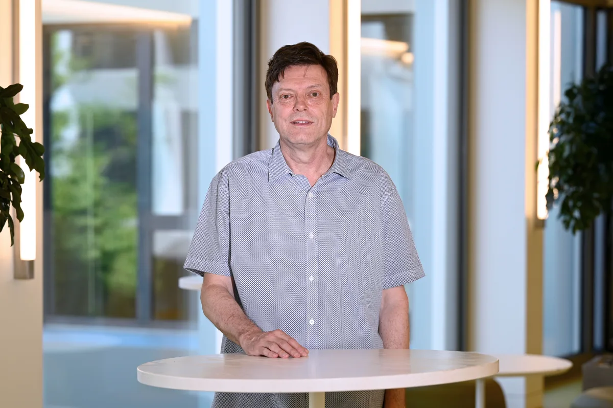 31182253-2 Otto Schlosser im Gang der BFSU in Uster. Die Schule hat er als Rektor stets weiterentwickelt.