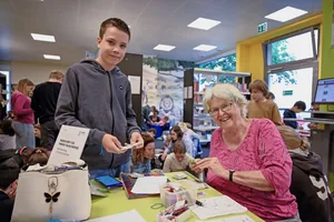 Panini-Bildli begeistern über Generationen hinweg: Andrin (14) und Heidi (72) bei der Tauschbörse in der Stadtbibliothek Uster. Panini-Bildli begeistern über Generationen hinweg: Andrin (14) und Heidi (72) bei der Tauschbörse in der Stadtbibliothek Uster.