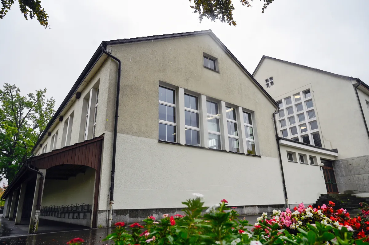 Das Gebäude, das in den 1930er Jahren gebaut wurde, soll durch einen Neubau ersetzt werden. Darin sollen auch die Räume der kommunalen Kinderbetreuung integriert werden.