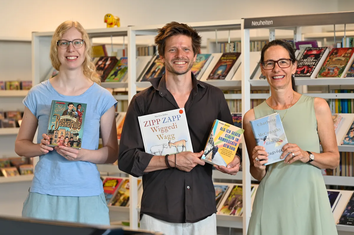 13964450-3 Das Team der Bibliothek Volketswil (von links): Jasmin Bürki, Finn Jagd Andersen und Nicole Marquis.