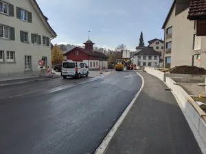 21739088-6 Auf der Aathalstrasse in Uster hat die Empa den nachhaltigen Asphalt verlegt.