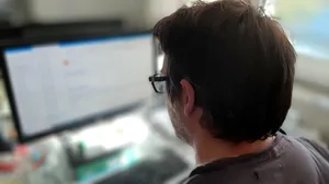 Ein Mann schaut in einen Bildschirm Ein Mann schaut in einen Bildschirm