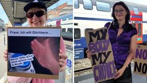 26266404-2 Mit klaren Forderungen unterwegs: XY und Yael mit ihren Schildern für den feministrischen Streik.