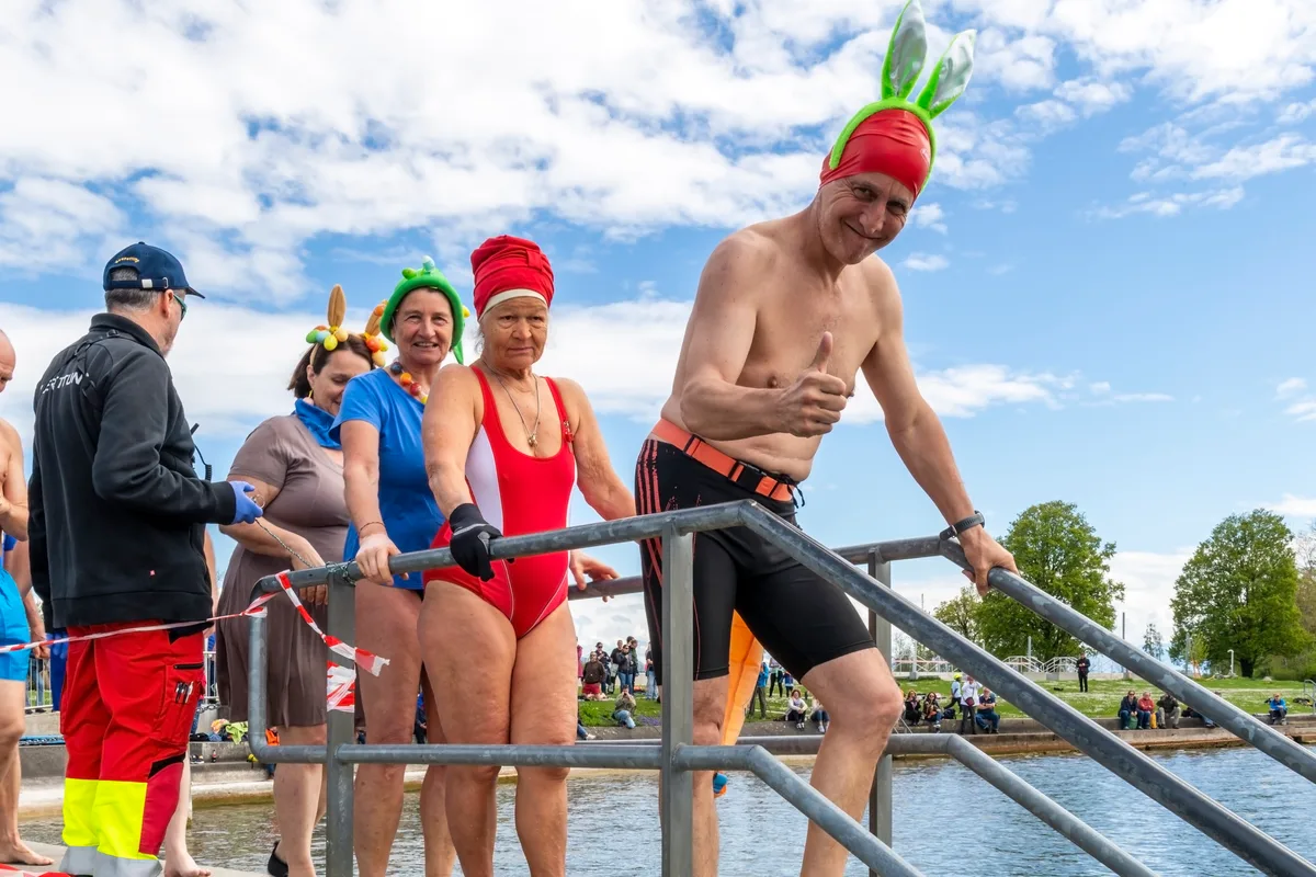 25607375-3 Die richtige Dekoration gehört zum Blaueierschwimmen.