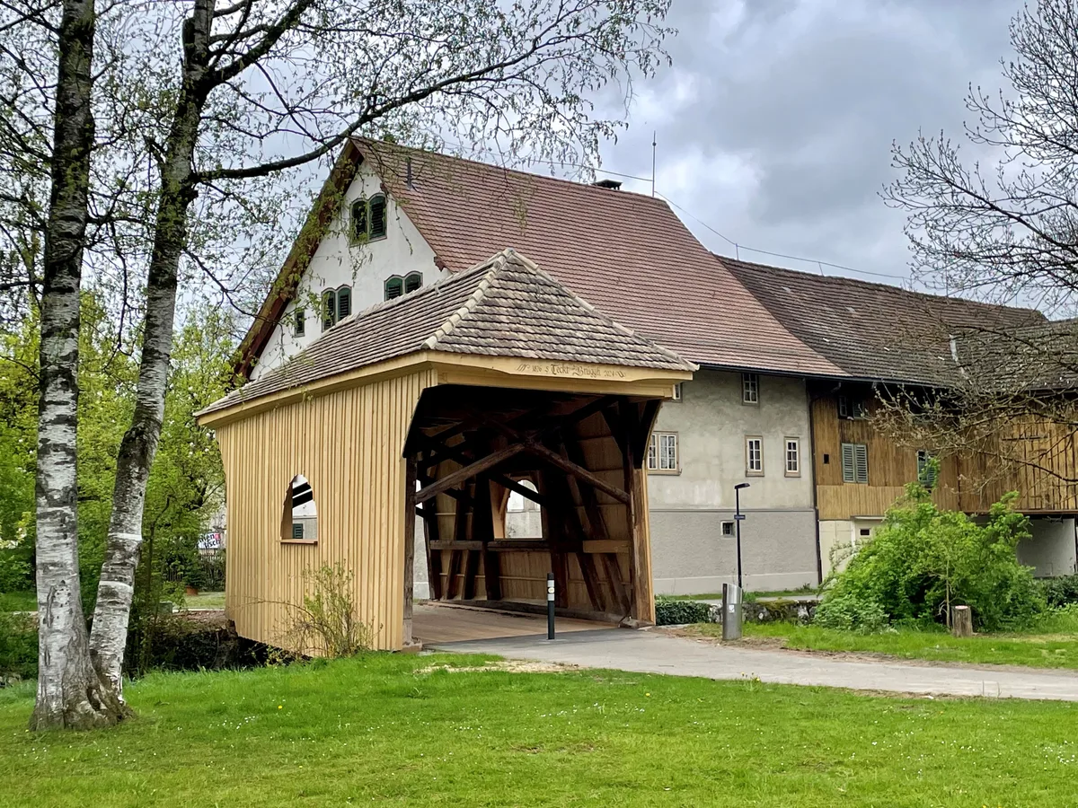 "S Teckt Brüggli" ist frisch saniert mit Holz aus den ustermer Wäldern. "S Teckt Brüggli" ist frisch saniert mit Holz aus den ustermer Wäldern.
