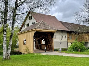 "S Teckt Brüggli" ist frisch saniert mit Holz aus den ustermer Wäldern. "S Teckt Brüggli" ist frisch saniert mit Holz aus den ustermer Wäldern.