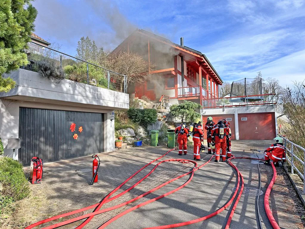 23469363-1 In Uster musste die Feuerwehr am Sonntag zu einem Einfamilienhaus ausrücken.