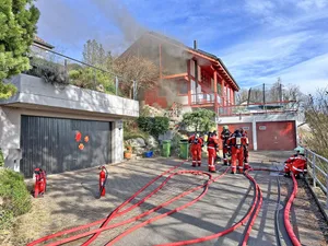 23469363-1 In Uster musste die Feuerwehr am Sonntag zu einem Einfamilienhaus ausrücken.