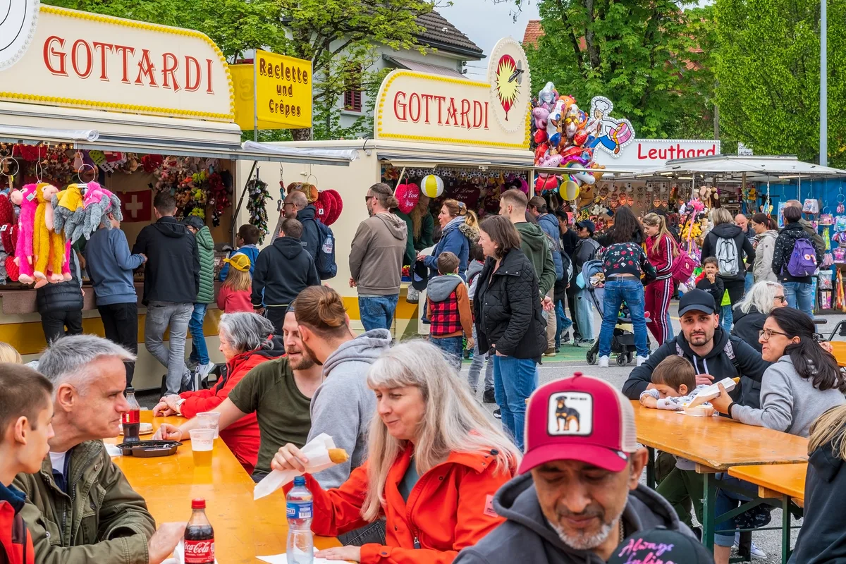 12066614-1 Gottardi, die Marke für kreischendes Vergnügen im Zürcher Oberland.