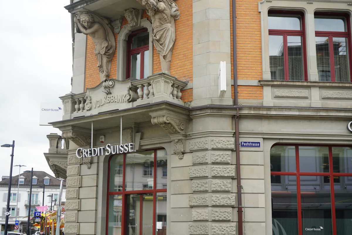 Die Credit Suisse liegt postalisch an der Bankstrasse, trotzdem prangt das Schild Poststrasse an ihrer Fassade.