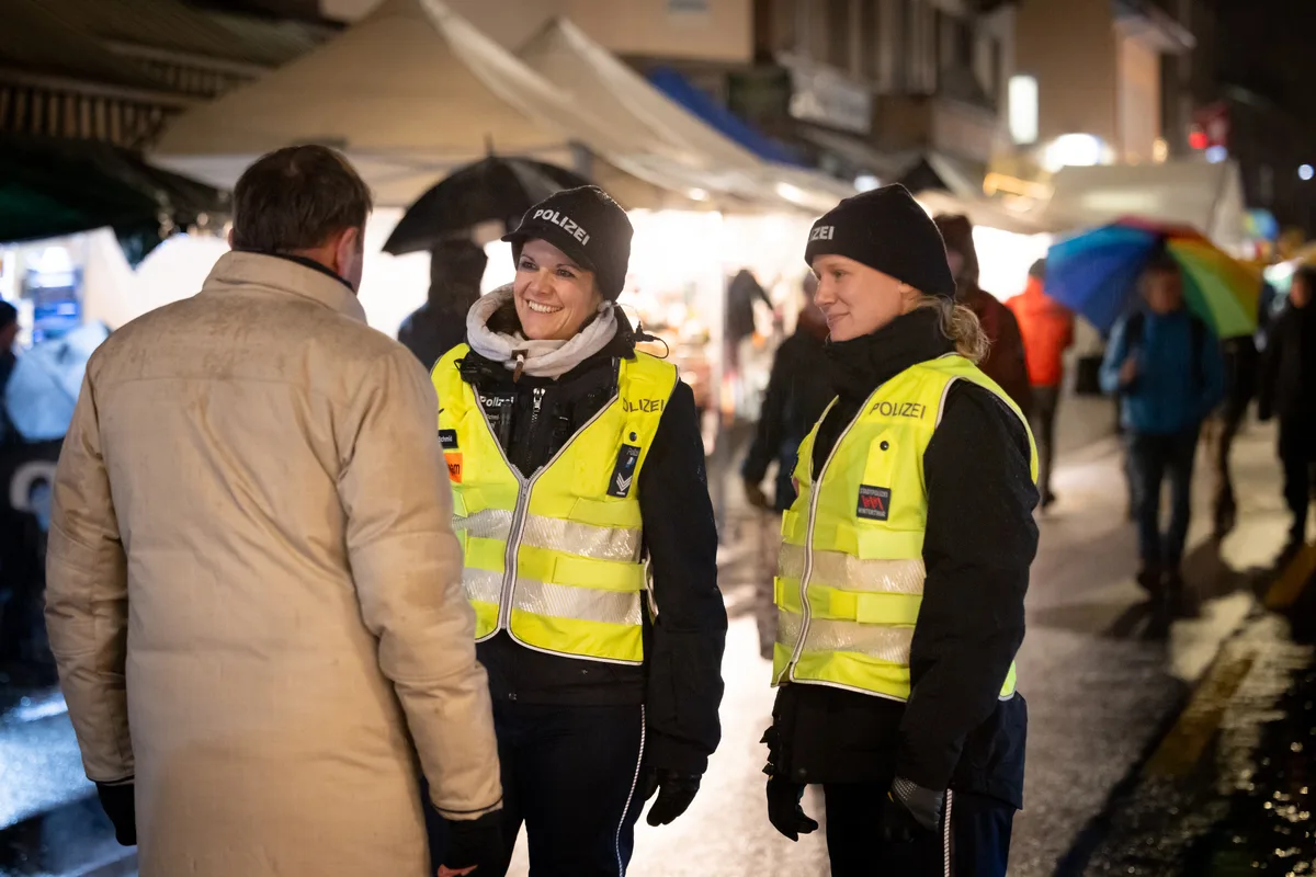 22724777-2 Dialogteam der Stadtpolizei Uster am Ustermärt 2023