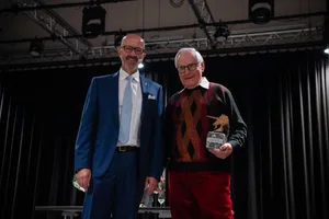 André Ingold (links) mit Gewinner Dübi-Award: Werner Benz André Ingold (links) mit Gewinner Dübi-Award: Werner Benz