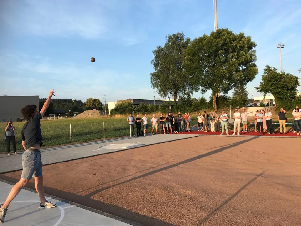 Die Ustermer Leichtathleten dürfen sich freuen: Die Stadt hat eine neue Wurfanlage gebaut. Die Ustermer Leichtathleten dürfen sich freuen: Die Stadt hat eine neue Wurfanlage gebaut.