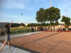 Die Ustermer Leichtathleten dürfen sich freuen: Die Stadt hat eine neue Wurfanlage gebaut. Die Ustermer Leichtathleten dürfen sich freuen: Die Stadt hat eine neue Wurfanlage gebaut.