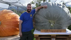 24776432-1 Florian Isler mit seinem Sieger-Squash. Noch nie hat ein Kürbis dieser Sorte gewonnen.