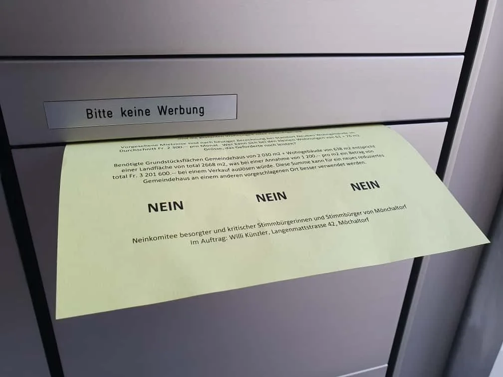 Das Flugblatt des «Nein Komitee besorgter und kritischer Stimmbürgerinnen und Stimmbürger von Mönchaltorf» fand seinen Weg in viele Mönchaltorfer Briefkästen. Das Flugblatt des «Nein Komitee besorgter und kritischer Stimmbürgerinnen und Stimmbürger von Mönchaltorf» fand seinen Weg in viele Mönchaltorfer Briefkästen.